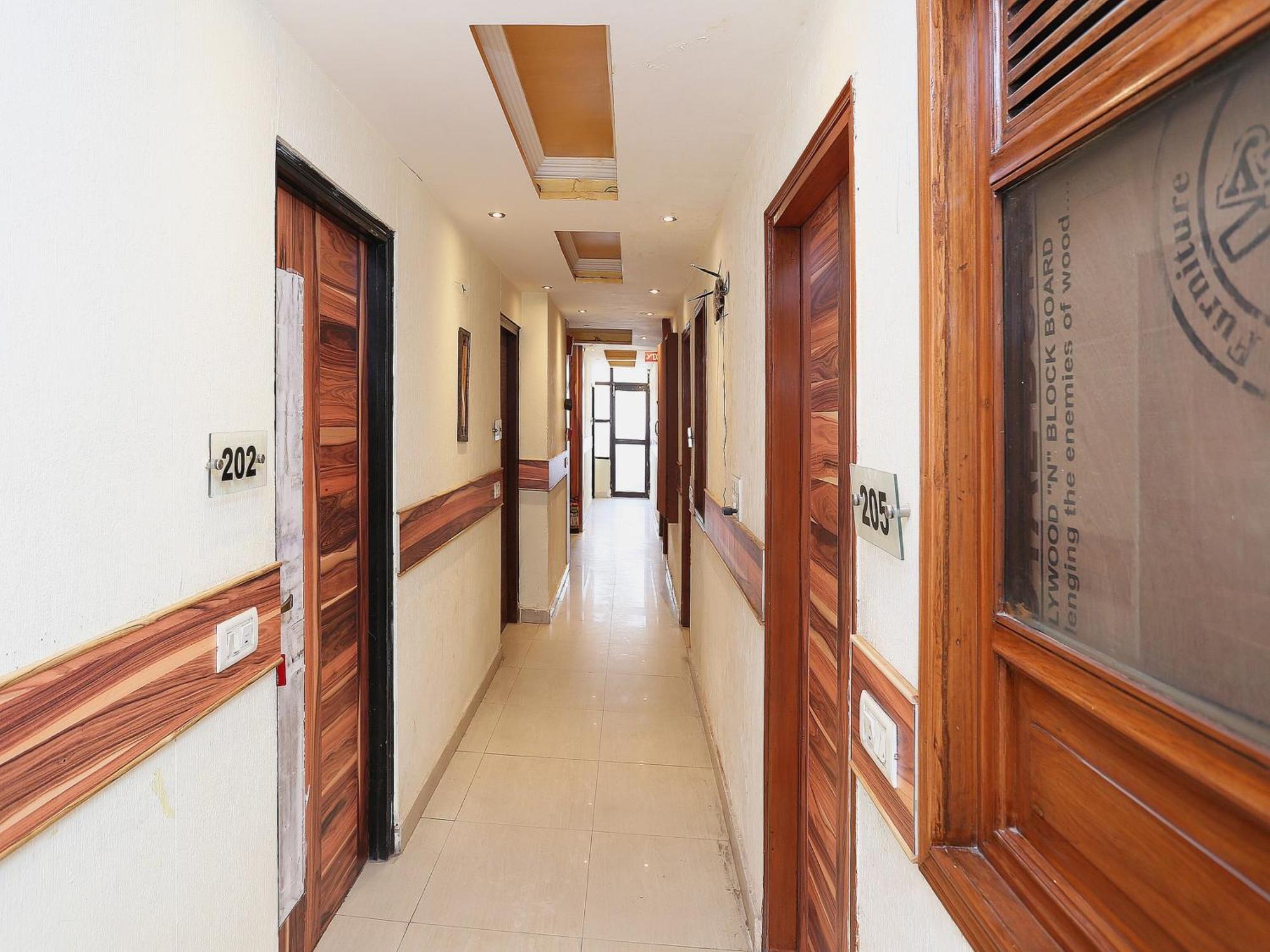 Oyo Flagship Hotel F Five New Delhi Exterior photo