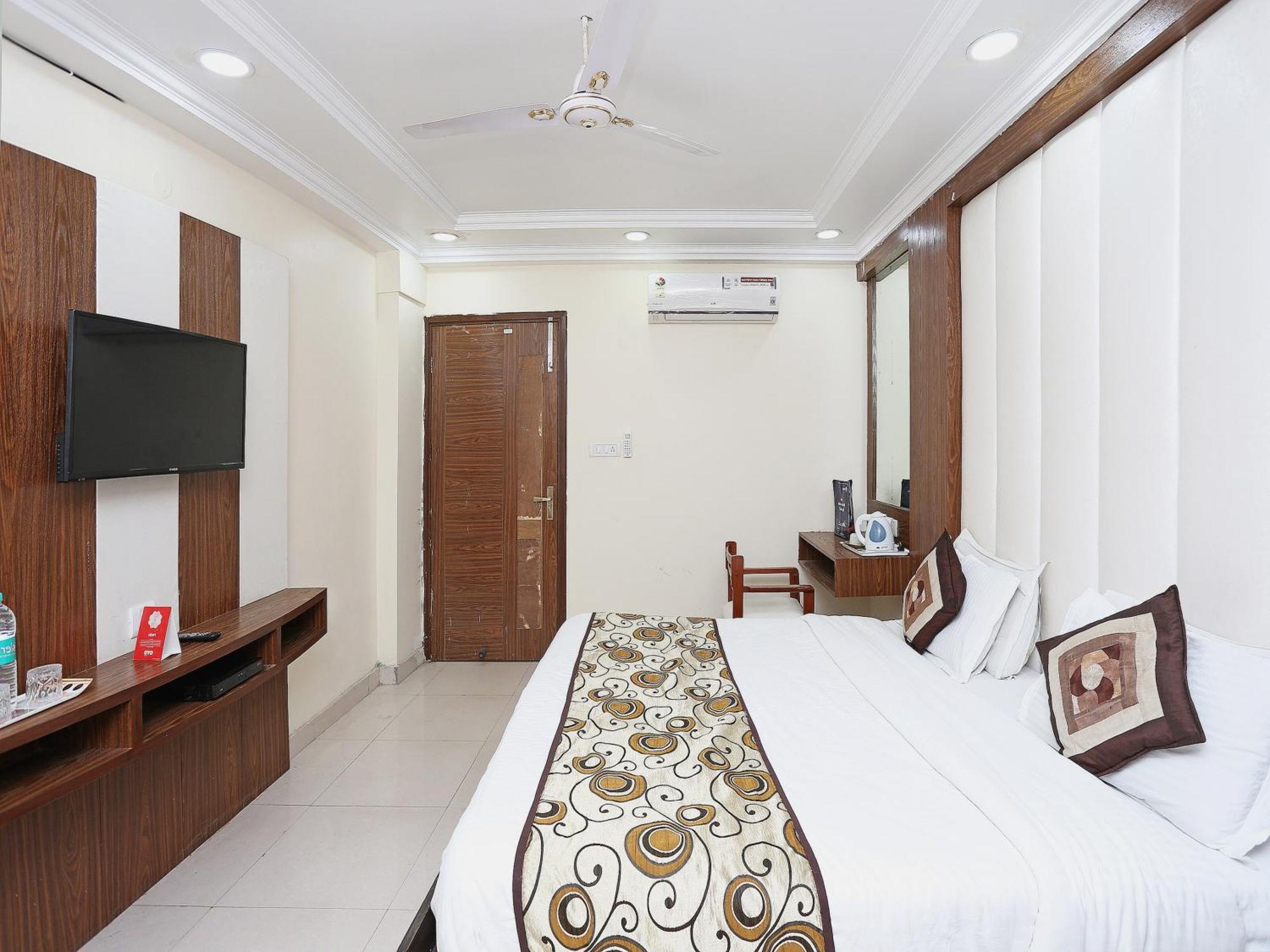Oyo Flagship Hotel F Five New Delhi Exterior photo